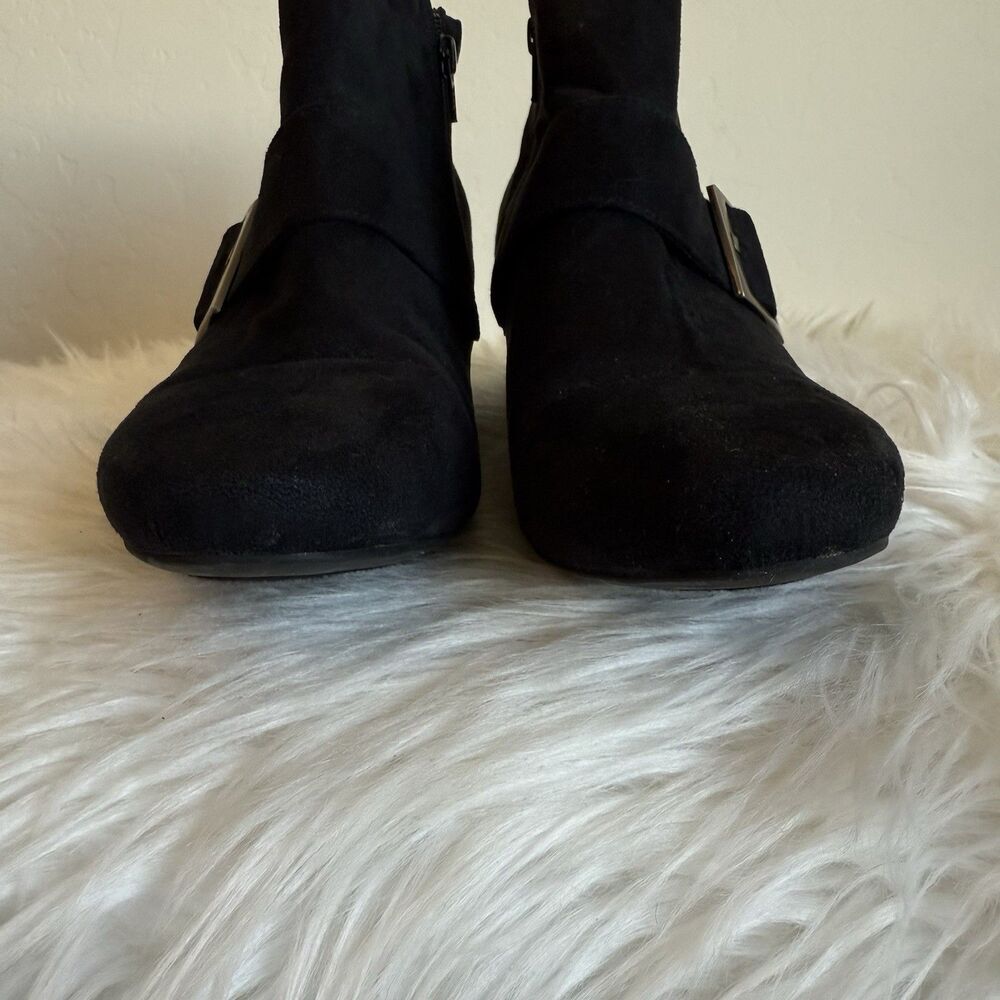 Comfort Plus By Predictions Faux Suede Black Buckle Heeled Ankle Bootie Witchy - Picture 5 of 9